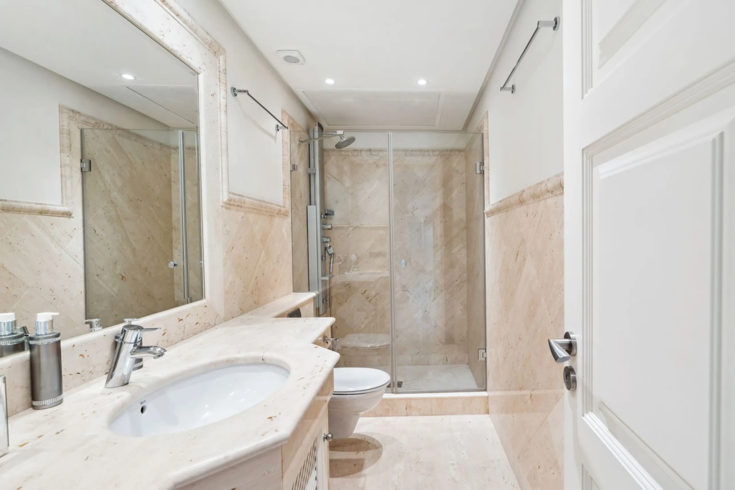 We present an exclusive penthouse in a privileged seafront location with breathtaking panoramic views over the bay of Estepona, Gibraltar and the African coast. The scenery is magnificent throughout the day and offers breathtaking sunrises.