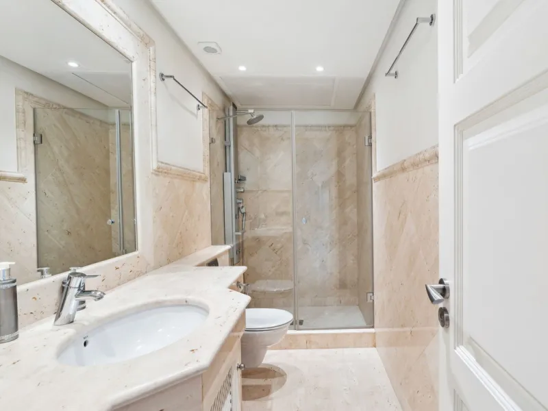 We present an exclusive penthouse in a privileged seafront location with breathtaking panoramic views over the bay of Estepona, Gibraltar and the African coast. The scenery is magnificent throughout the day and offers breathtaking sunrises.
