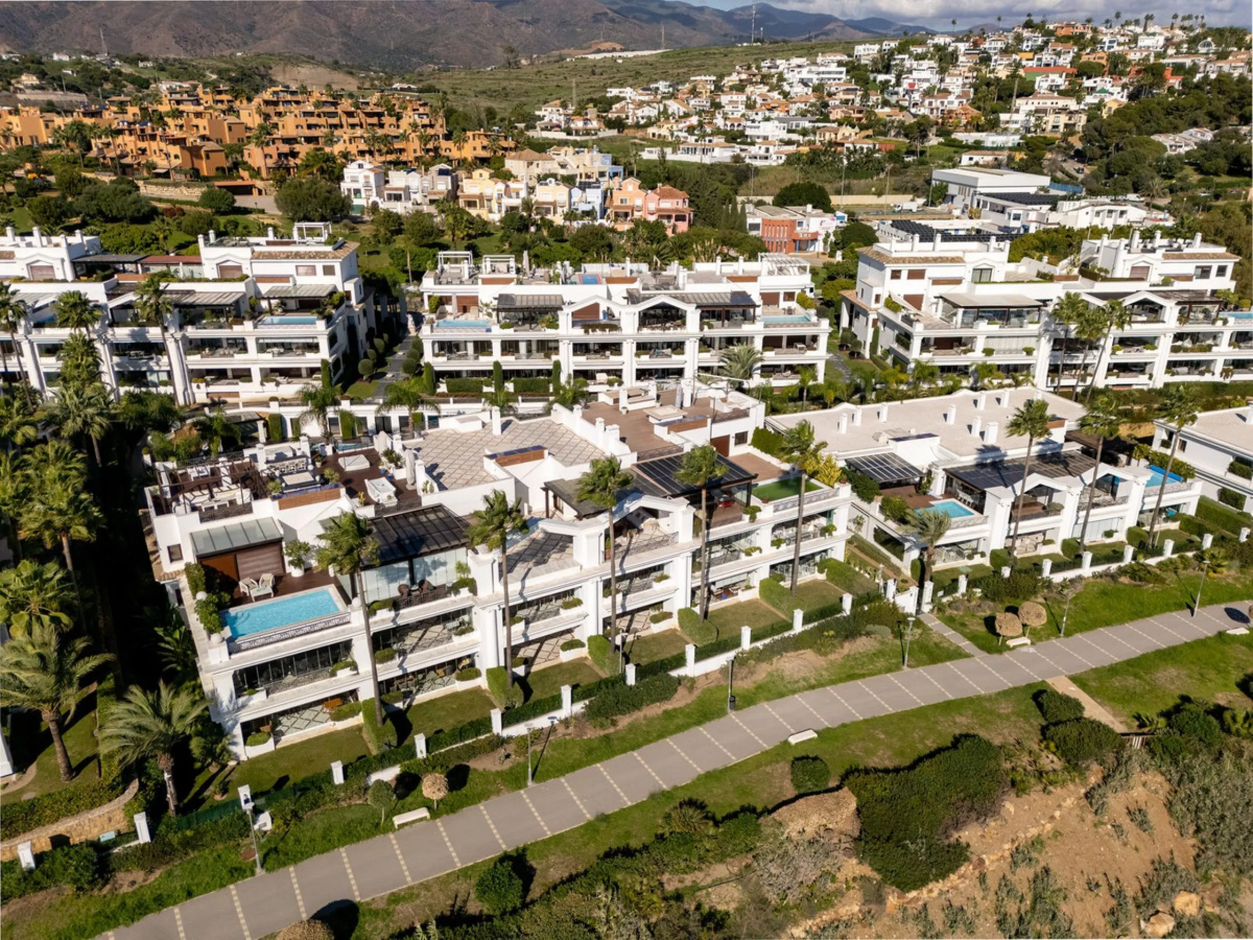 We present an exclusive penthouse in a privileged seafront location with breathtaking panoramic views over the bay of Estepona, Gibraltar and the African coast. The scenery is magnificent throughout the day and offers breathtaking sunrises.