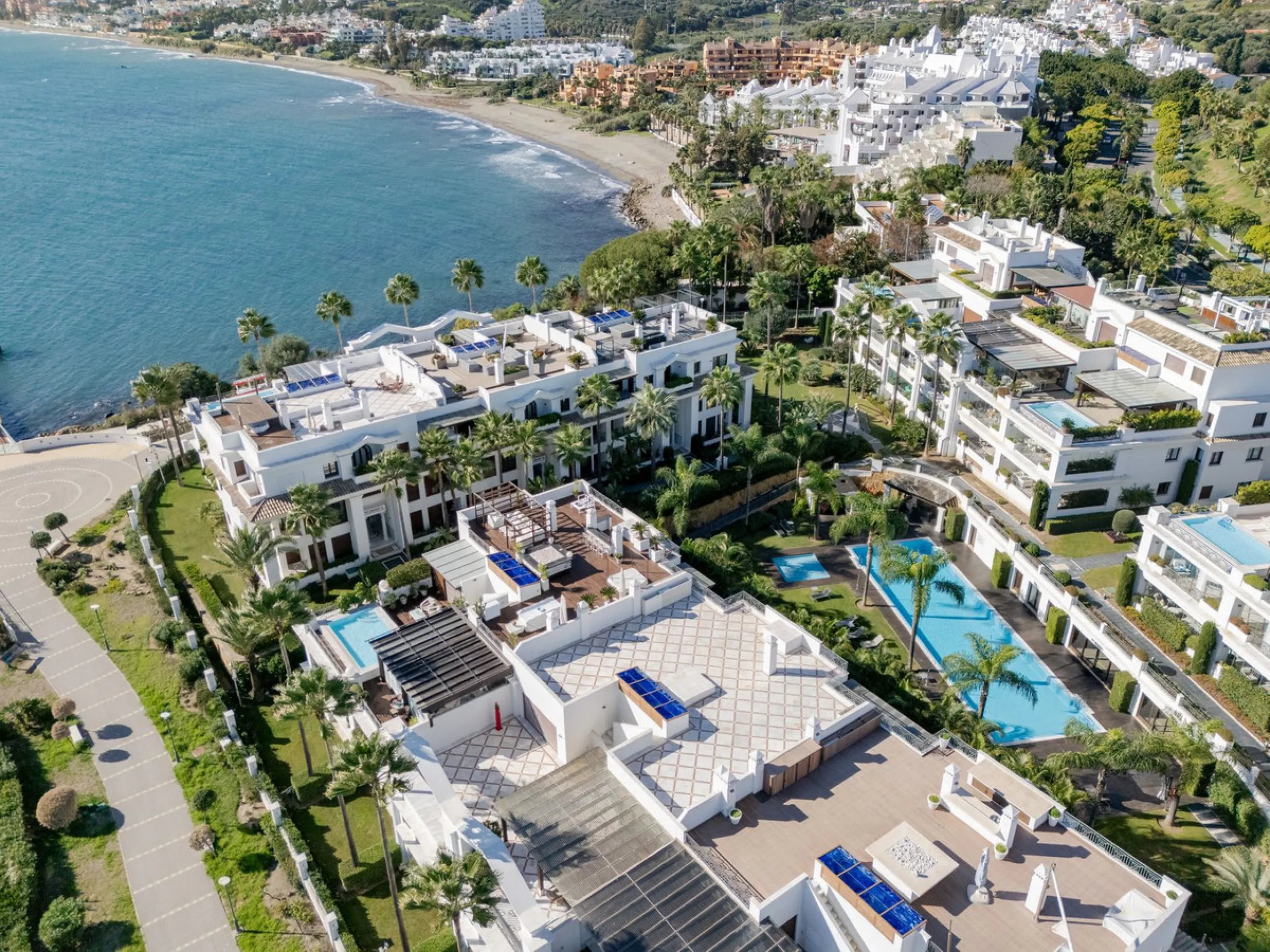 We present an exclusive penthouse in a privileged seafront location with breathtaking panoramic views over the bay of Estepona, Gibraltar and the African coast. The scenery is magnificent throughout the day and offers breathtaking sunrises.