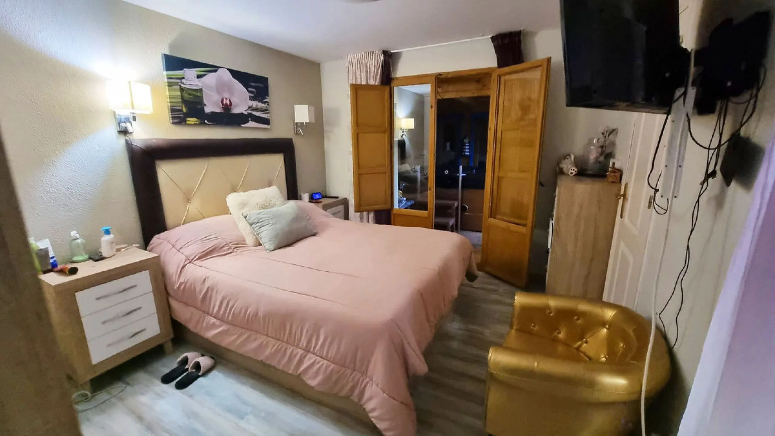 Detached Villa with Jacuzzi Near the Beach