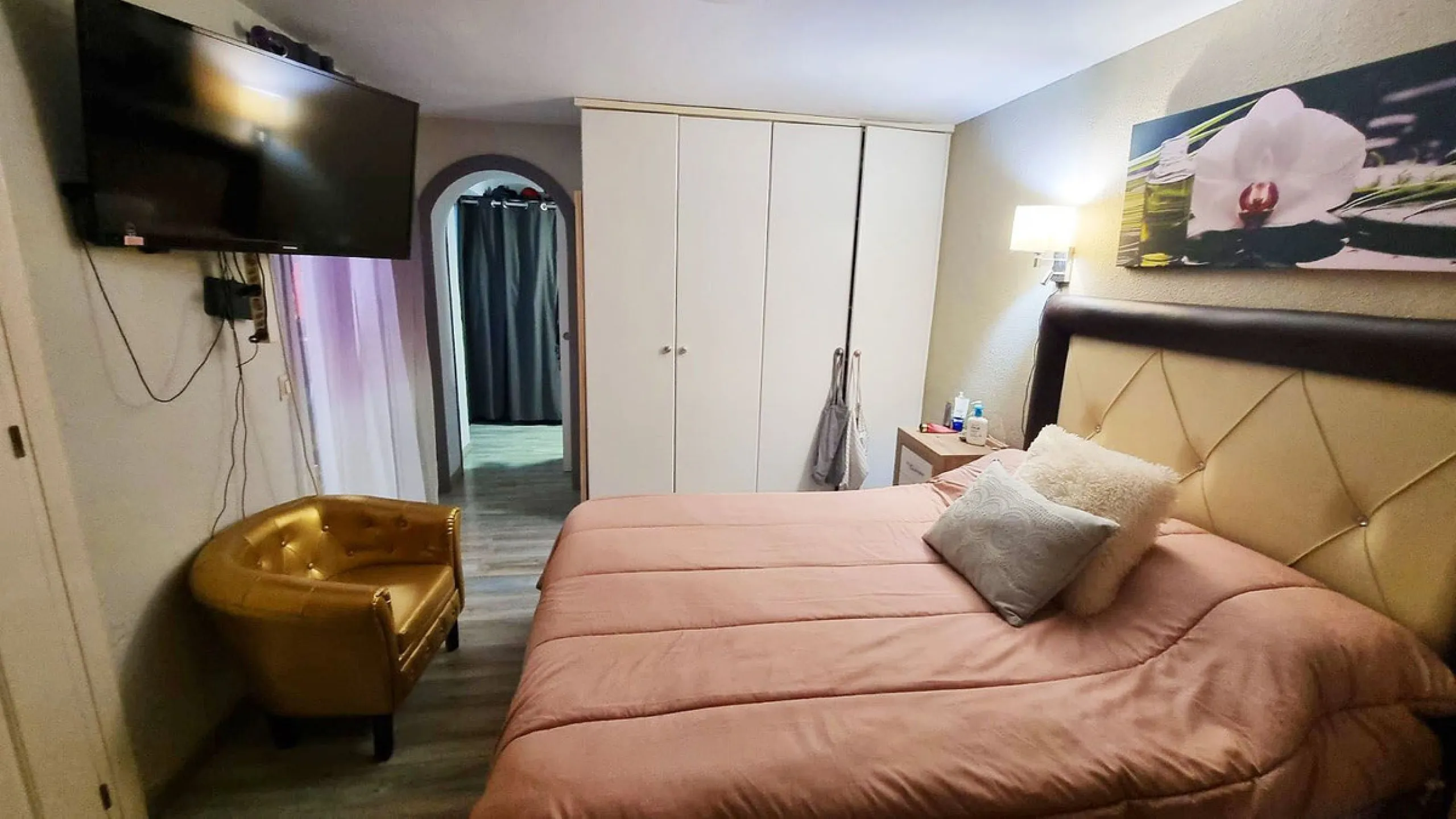 Detached Villa with Jacuzzi Near the Beach