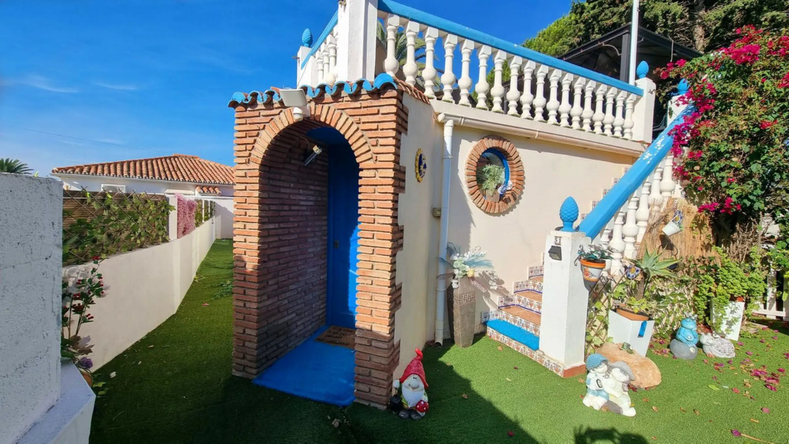 Detached Villa with Jacuzzi Near the Beach