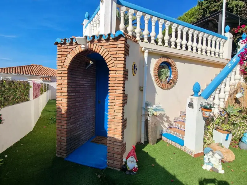 Detached Villa with Jacuzzi Near the Beach