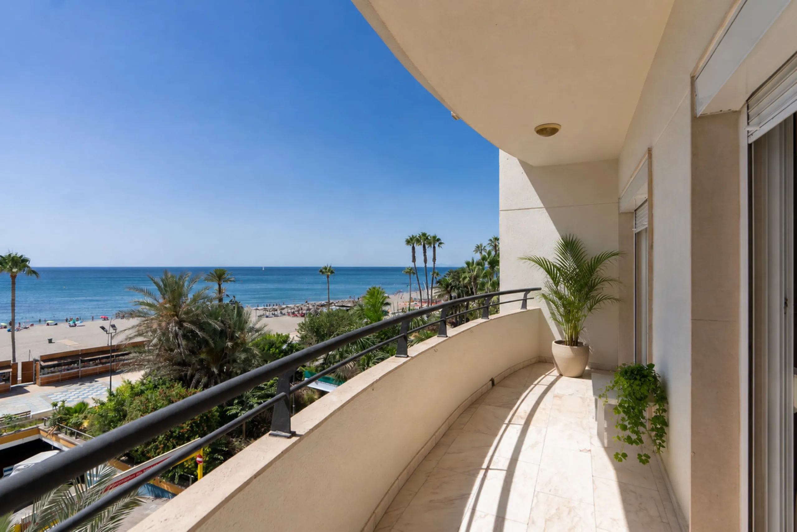 Apartment - Middle Floor Apartment в продаже в Estepona, Málaga. В доме 3 спален и 2 ванных комнат. Площадь дома 160 м²