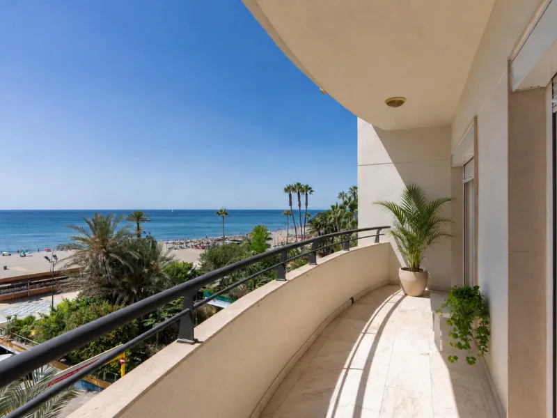 Apartment - Middle Floor Apartment в продаже в Estepona, Málaga. В доме 3 спален и 2 ванных комнат. Площадь дома 160 м²