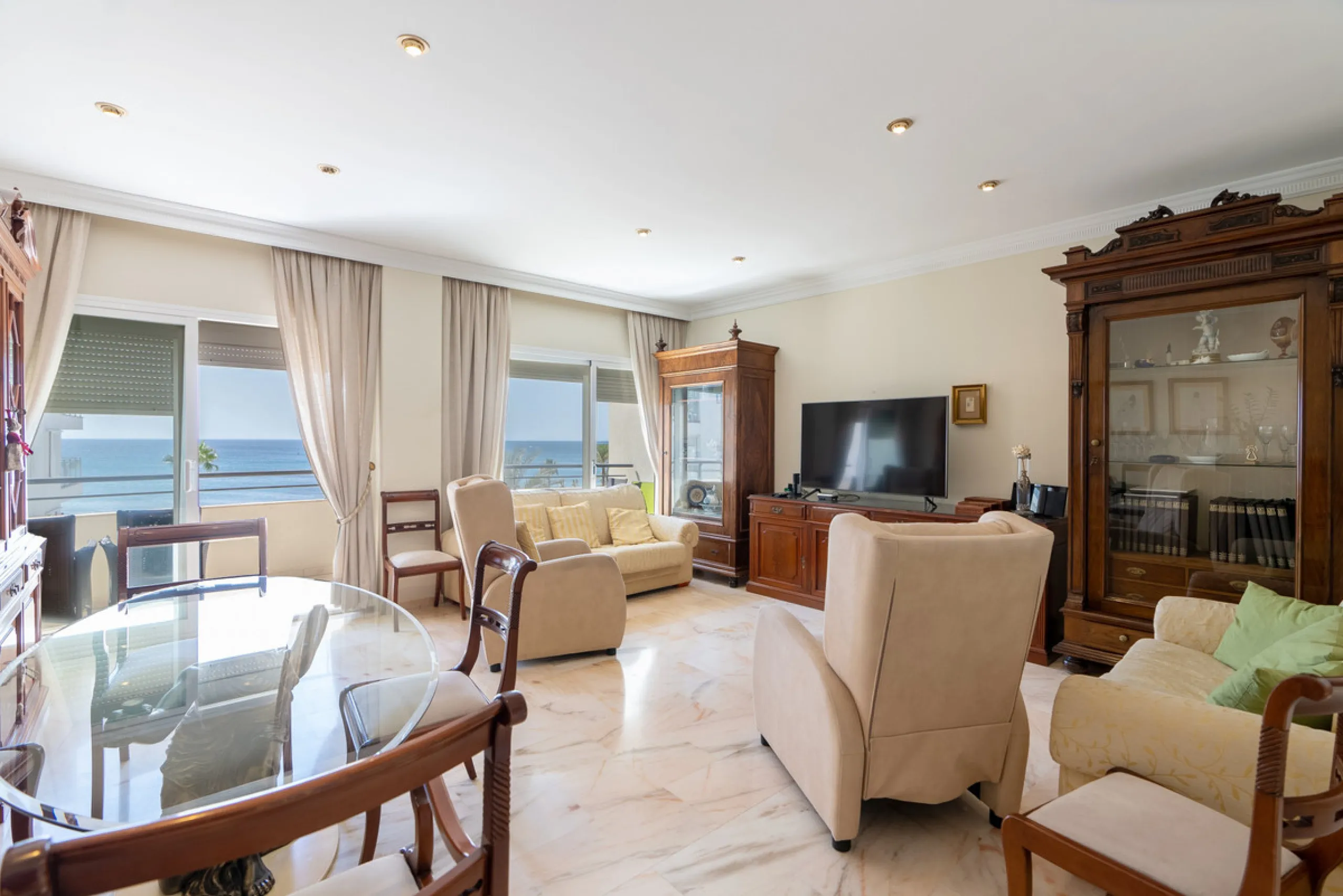Apartment - Middle Floor Apartment в продаже в Estepona, Málaga. В доме 3 спален и 2 ванных комнат. Площадь дома 160 м²