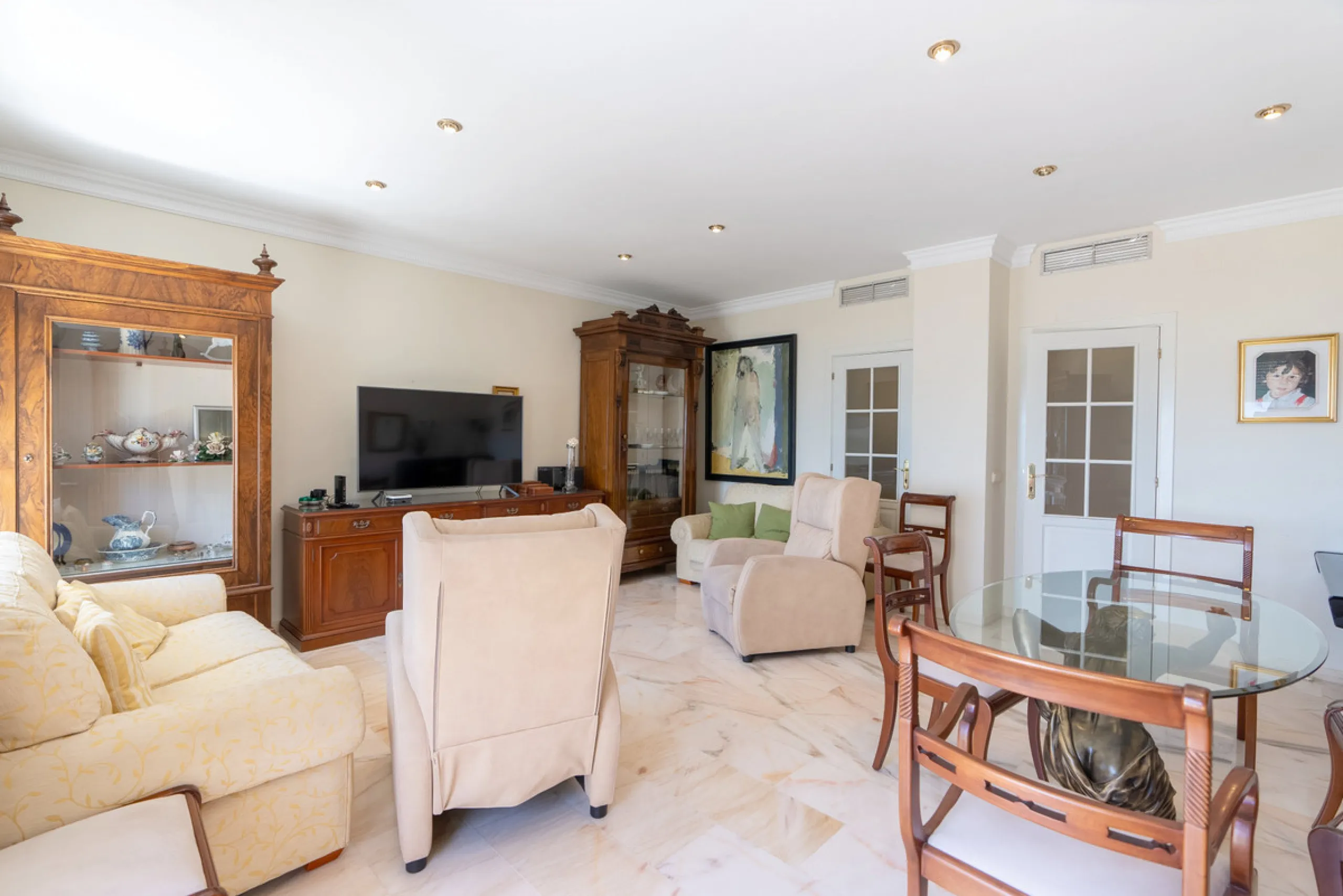 Apartment - Middle Floor Apartment в продаже в Estepona, Málaga. В доме 3 спален и 2 ванных комнат. Площадь дома 160 м²