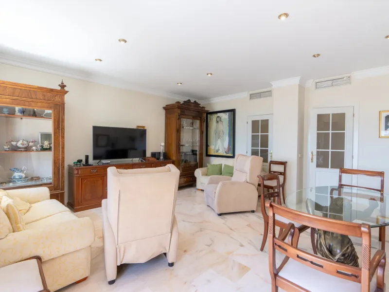 Apartment - Middle Floor Apartment в продаже в Estepona, Málaga. В доме 3 спален и 2 ванных комнат. Площадь дома 160 м²