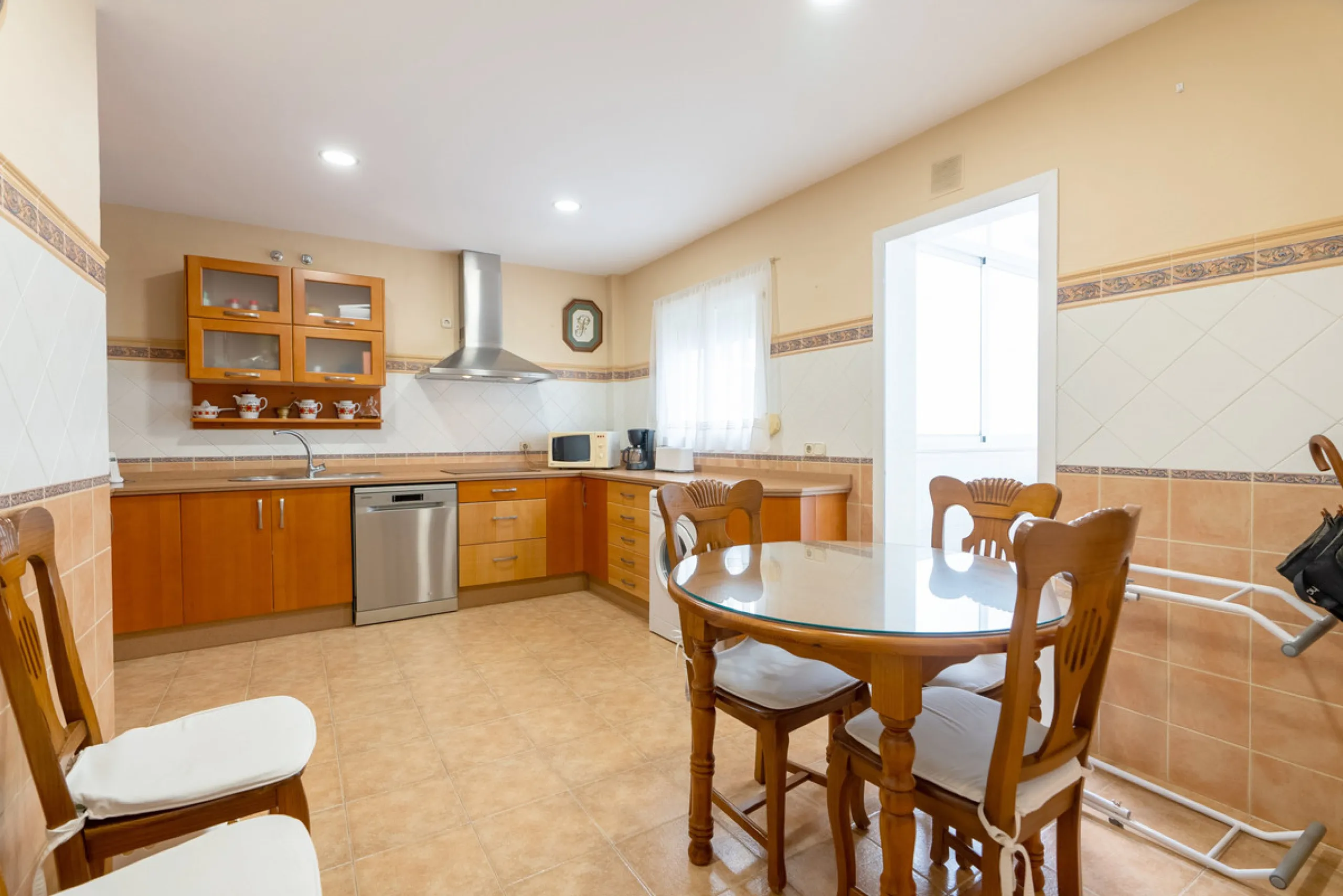 Apartment - Middle Floor Apartment в продаже в Estepona, Málaga. В доме 3 спален и 2 ванных комнат. Площадь дома 160 м²