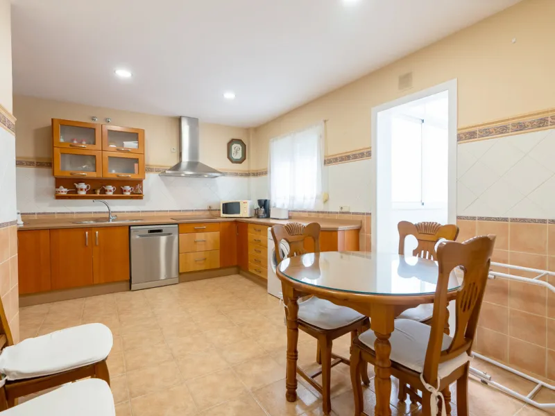 Apartment - Middle Floor Apartment в продаже в Estepona, Málaga. В доме 3 спален и 2 ванных комнат. Площадь дома 160 м²