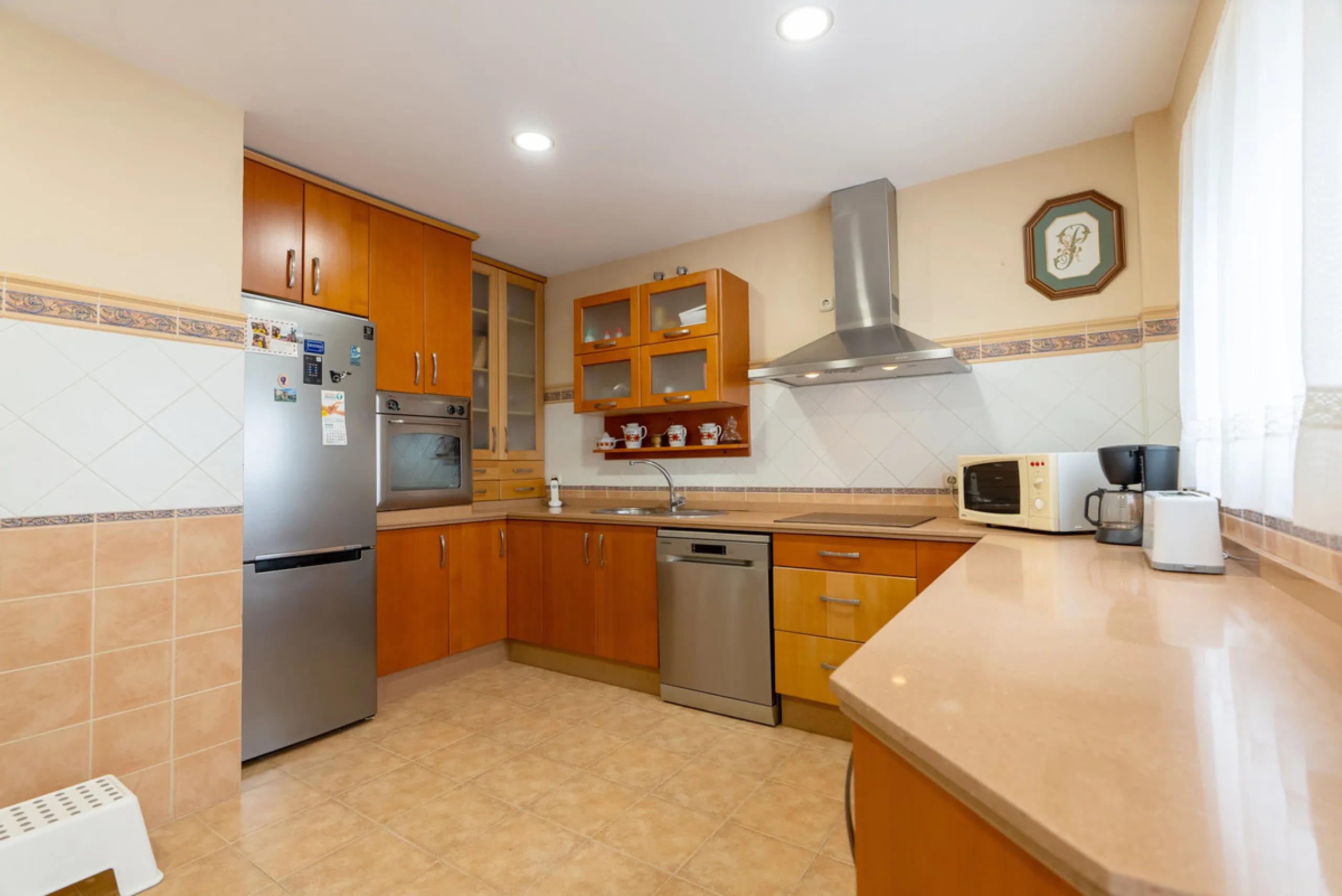 Apartment - Middle Floor Apartment в продаже в Estepona, Málaga. В доме 3 спален и 2 ванных комнат. Площадь дома 160 м²