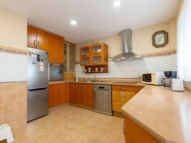 Apartment - Middle Floor Apartment в продаже в Estepona, Málaga. В доме 3 спален и 2 ванных комнат. Площадь дома 160 м²