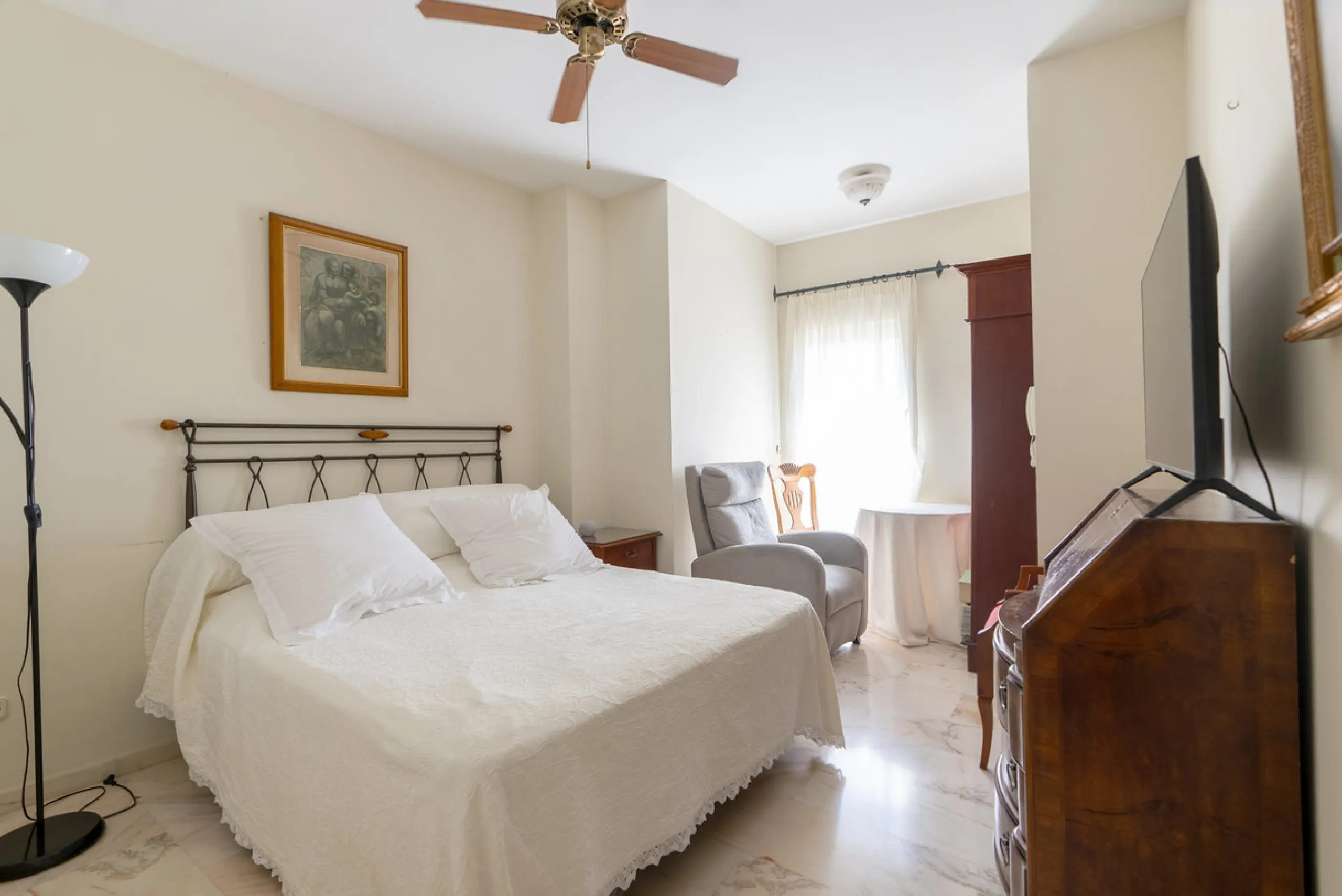 Apartment - Middle Floor Apartment в продаже в Estepona, Málaga. В доме 3 спален и 2 ванных комнат. Площадь дома 160 м²