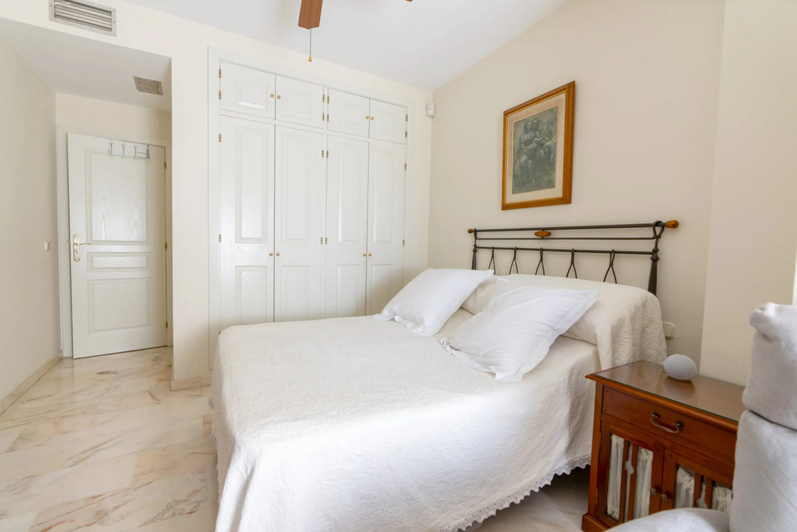 Apartment - Middle Floor Apartment в продаже в Estepona, Málaga. В доме 3 спален и 2 ванных комнат. Площадь дома 160 м²