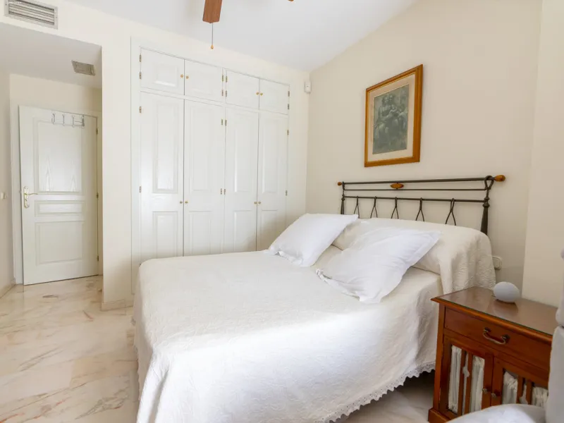 Apartment - Middle Floor Apartment в продаже в Estepona, Málaga. В доме 3 спален и 2 ванных комнат. Площадь дома 160 м²