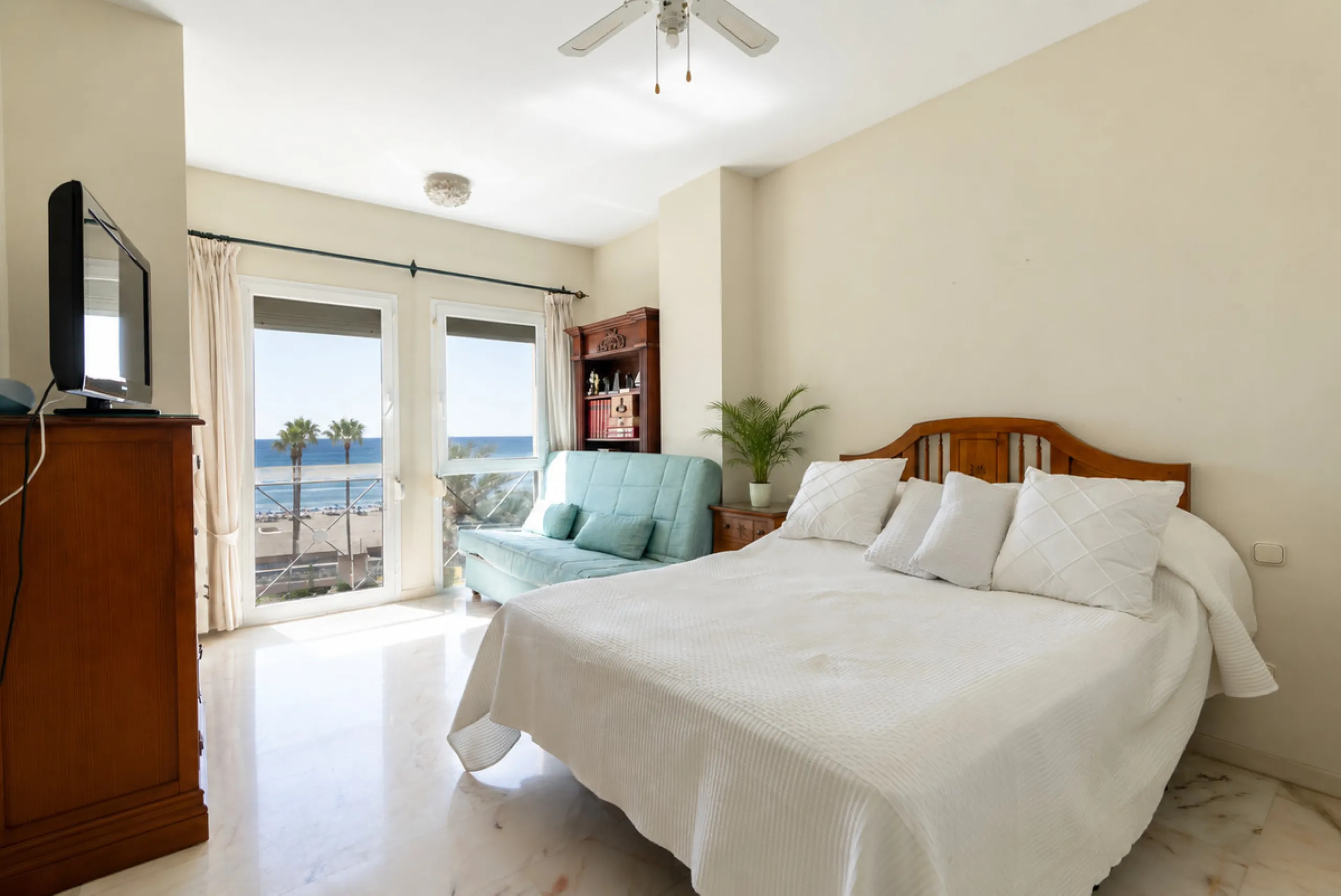 Apartment - Middle Floor Apartment в продаже в Estepona, Málaga. В доме 3 спален и 2 ванных комнат. Площадь дома 160 м²