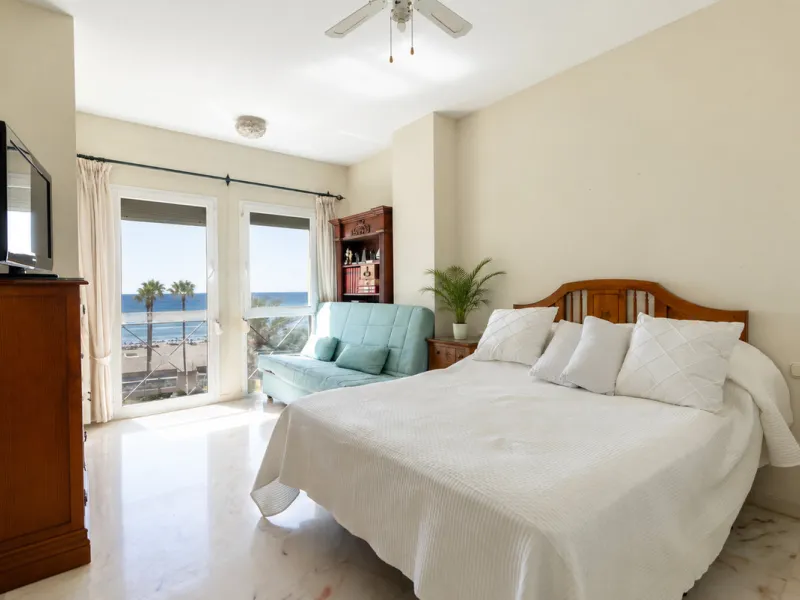 Apartment - Middle Floor Apartment в продаже в Estepona, Málaga. В доме 3 спален и 2 ванных комнат. Площадь дома 160 м²