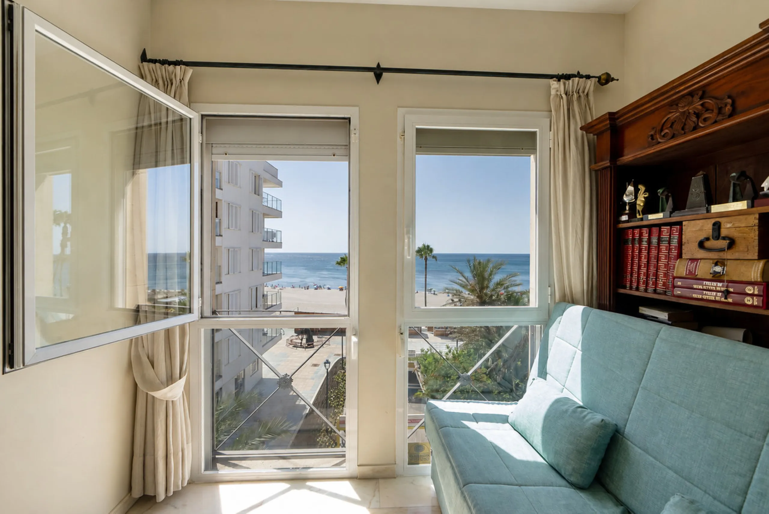 Apartment - Middle Floor Apartment в продаже в Estepona, Málaga. В доме 3 спален и 2 ванных комнат. Площадь дома 160 м²