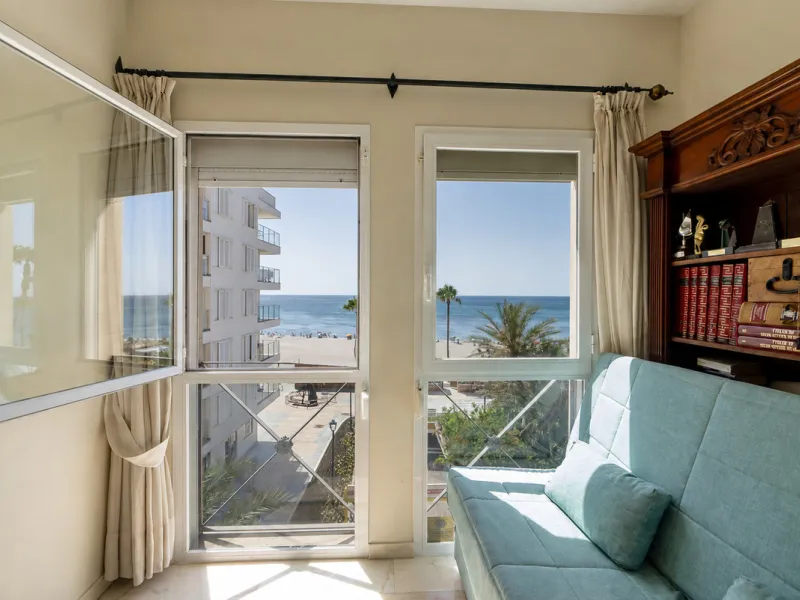 Apartment - Middle Floor Apartment в продаже в Estepona, Málaga. В доме 3 спален и 2 ванных комнат. Площадь дома 160 м²