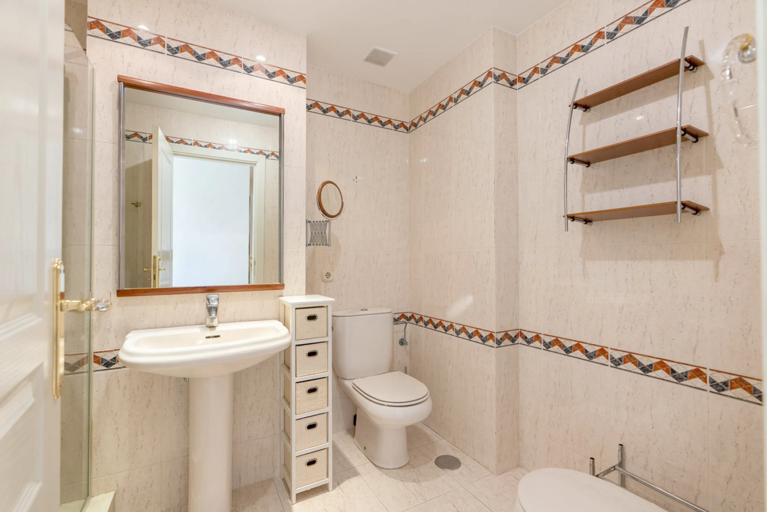 Apartment - Middle Floor Apartment в продаже в Estepona, Málaga. В доме 3 спален и 2 ванных комнат. Площадь дома 160 м²