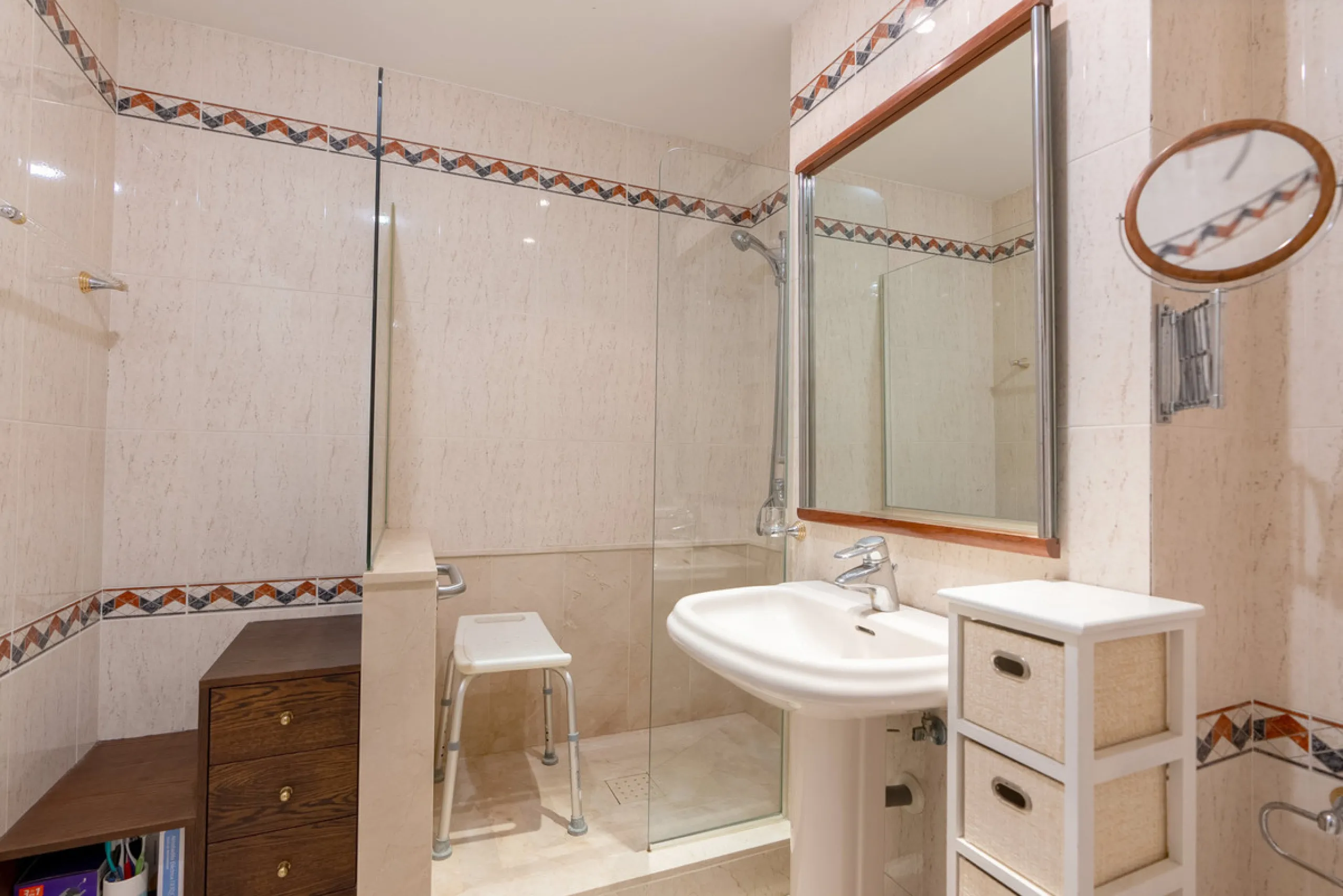 Apartment - Middle Floor Apartment в продаже в Estepona, Málaga. В доме 3 спален и 2 ванных комнат. Площадь дома 160 м²