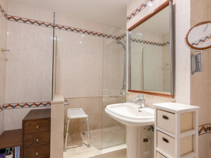 Apartment - Middle Floor Apartment в продаже в Estepona, Málaga. В доме 3 спален и 2 ванных комнат. Площадь дома 160 м²