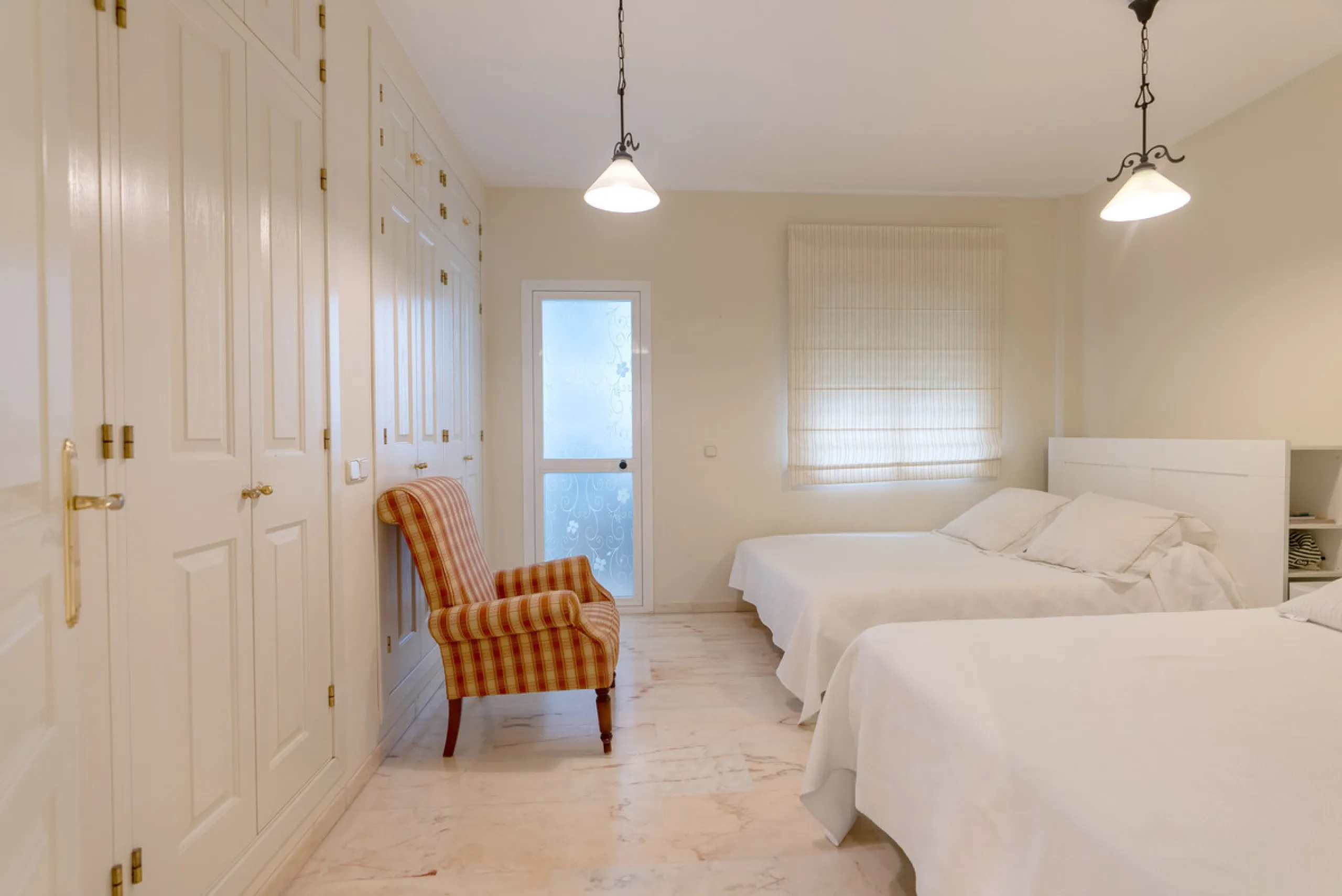 Apartment - Middle Floor Apartment в продаже в Estepona, Málaga. В доме 3 спален и 2 ванных комнат. Площадь дома 160 м²