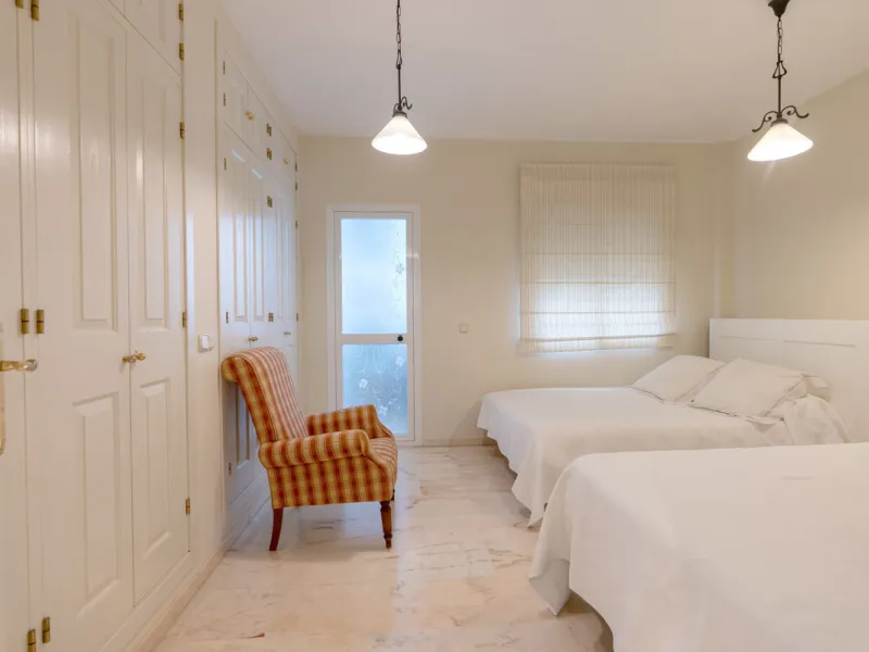 Apartment - Middle Floor Apartment в продаже в Estepona, Málaga. В доме 3 спален и 2 ванных комнат. Площадь дома 160 м²
