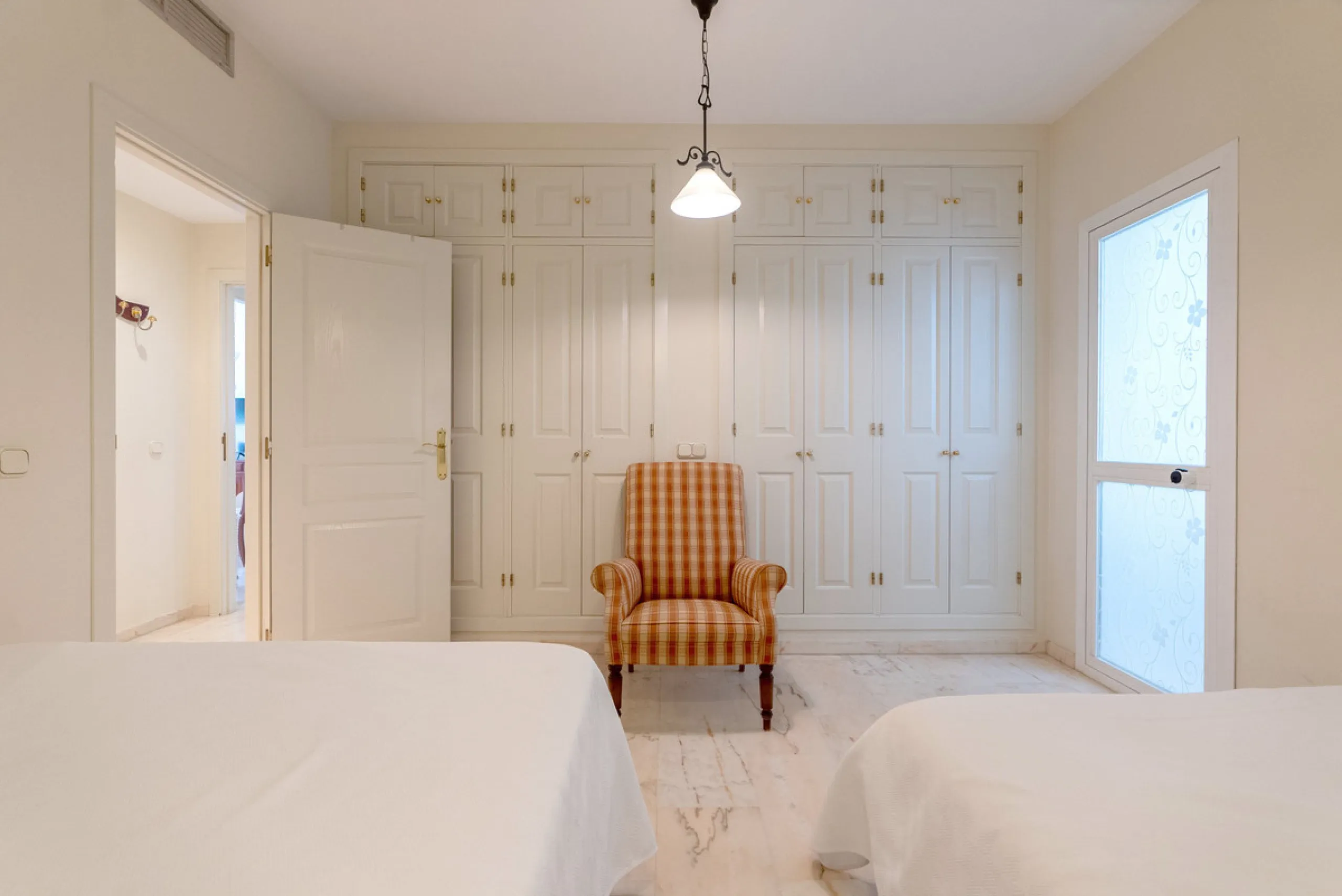 Apartment - Middle Floor Apartment в продаже в Estepona, Málaga. В доме 3 спален и 2 ванных комнат. Площадь дома 160 м²
