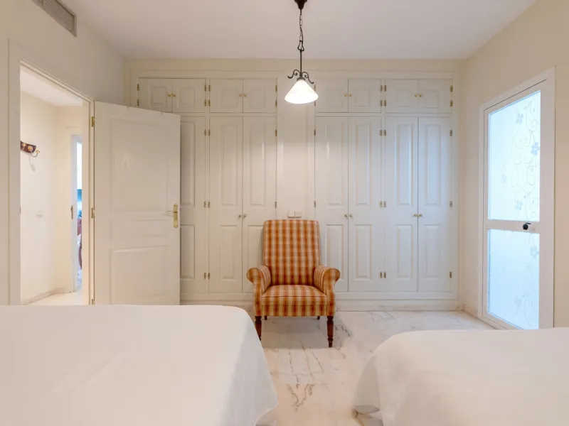 Apartment - Middle Floor Apartment в продаже в Estepona, Málaga. В доме 3 спален и 2 ванных комнат. Площадь дома 160 м²