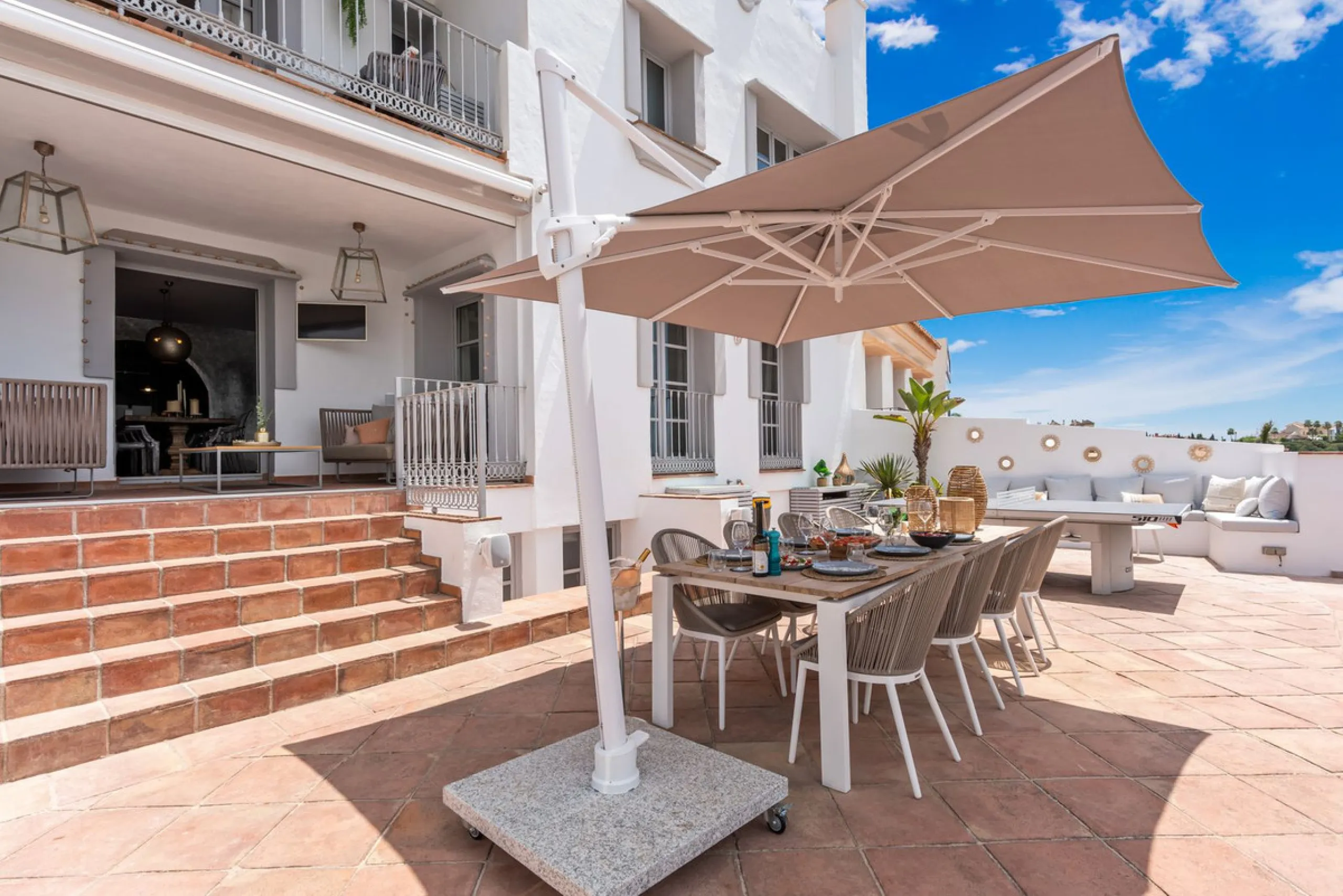 House - Townhouse в продаже в Benahavís, Málaga. В доме 5 спален и 6 ванных комнат. Площадь дома 308 м². Площадь участка 181 м²