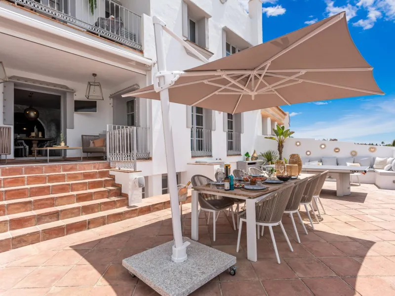 House - Townhouse в продаже в Benahavís, Málaga. В доме 5 спален и 6 ванных комнат. Площадь дома 308 м². Площадь участка 181 м²