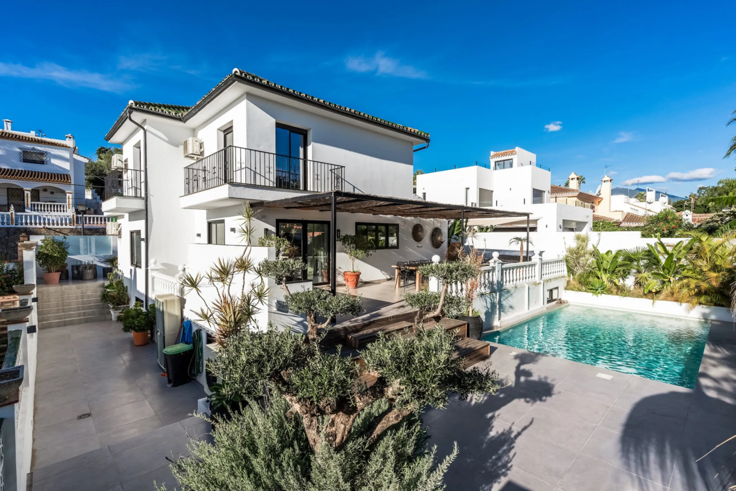 This stunning villa, recently renovated just one year ago, is perfectly located in Nueva Andalucía. Situated close to the beach and within walking distance of all amenities, this property offers an exceptional blend of convenience and luxury.