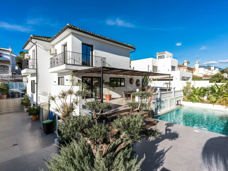 This stunning villa, recently renovated just one year ago, is perfectly located in Nueva Andalucía. Situated close to the beach and within walking distance of all amenities, this property offers an exceptional blend of convenience and luxury.