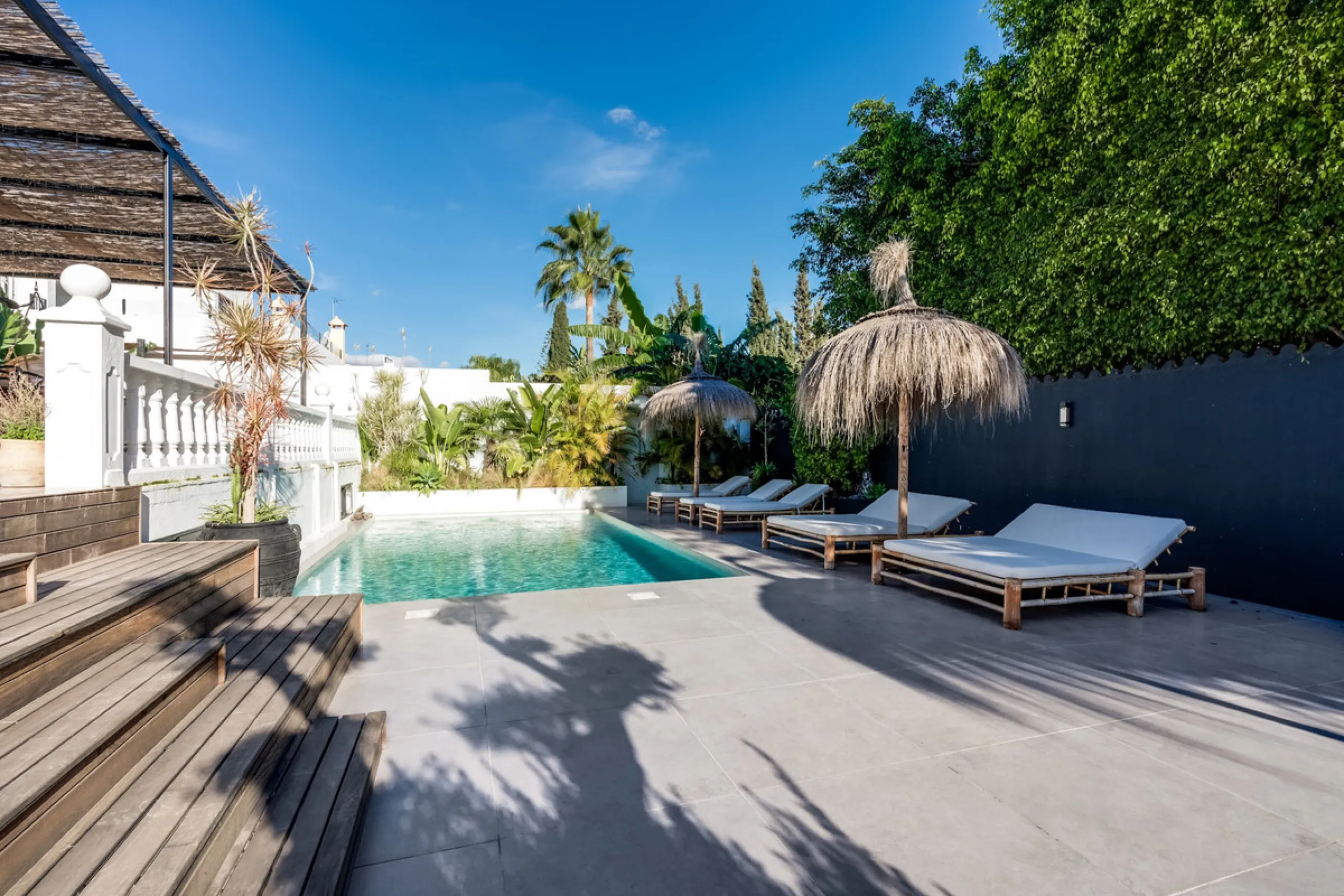 This stunning villa, recently renovated just one year ago, is perfectly located in Nueva Andalucía. Situated close to the beach and within walking distance of all amenities, this property offers an exceptional blend of convenience and luxury.