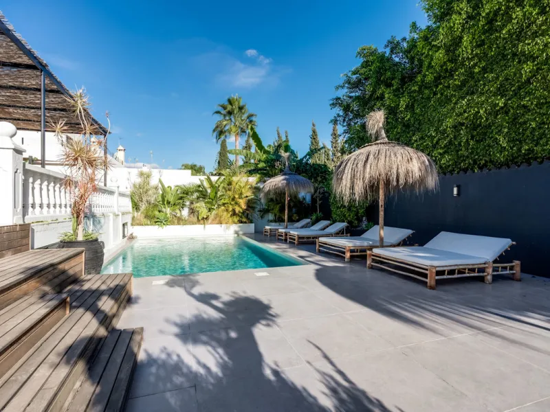 This stunning villa, recently renovated just one year ago, is perfectly located in Nueva Andalucía. Situated close to the beach and within walking distance of all amenities, this property offers an exceptional blend of convenience and luxury.