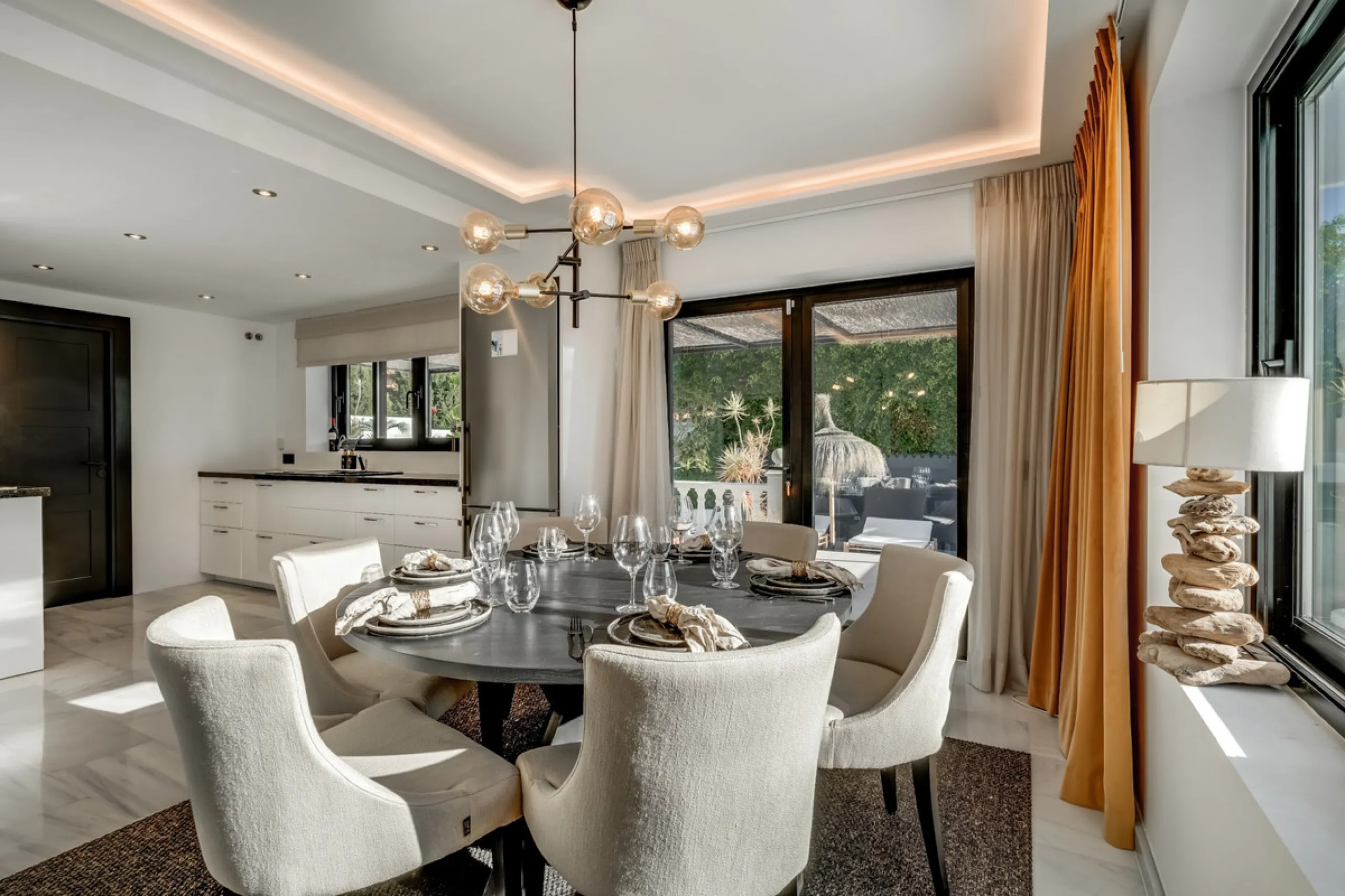 This stunning villa, recently renovated just one year ago, is perfectly located in Nueva Andalucía. Situated close to the beach and within walking distance of all amenities, this property offers an exceptional blend of convenience and luxury.
