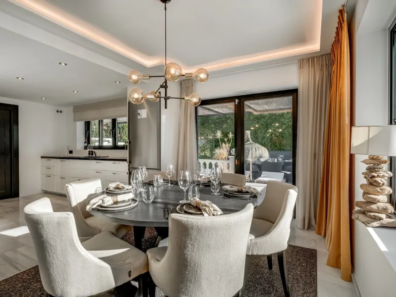 This stunning villa, recently renovated just one year ago, is perfectly located in Nueva Andalucía. Situated close to the beach and within walking distance of all amenities, this property offers an exceptional blend of convenience and luxury.