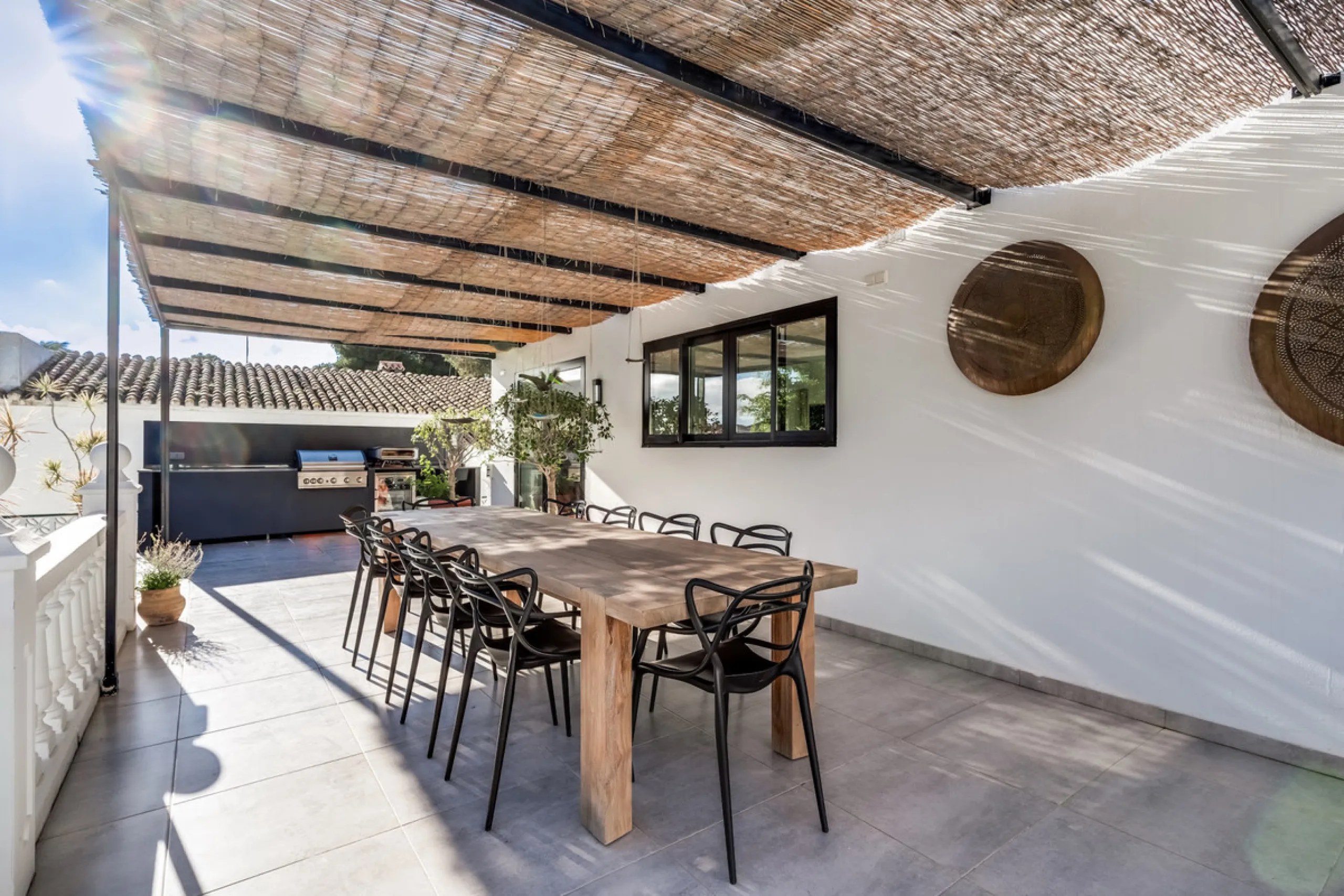 This stunning villa, recently renovated just one year ago, is perfectly located in Nueva Andalucía. Situated close to the beach and within walking distance of all amenities, this property offers an exceptional blend of convenience and luxury.