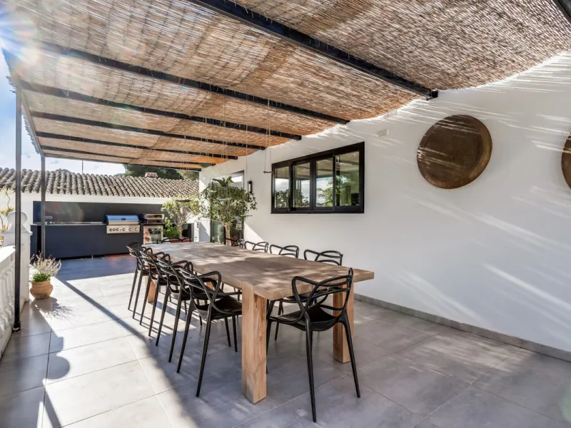This stunning villa, recently renovated just one year ago, is perfectly located in Nueva Andalucía. Situated close to the beach and within walking distance of all amenities, this property offers an exceptional blend of convenience and luxury.