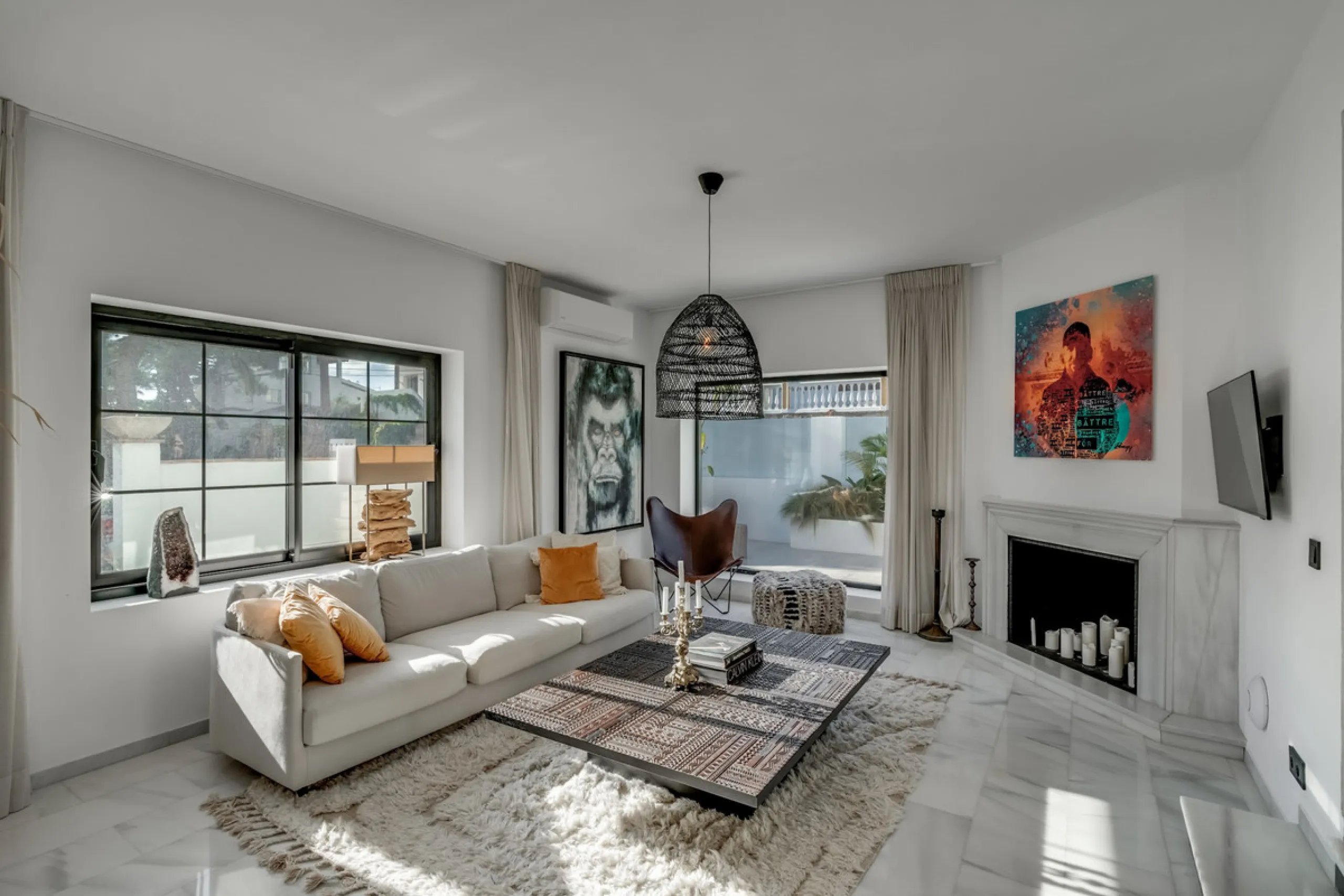 This stunning villa, recently renovated just one year ago, is perfectly located in Nueva Andalucía. Situated close to the beach and within walking distance of all amenities, this property offers an exceptional blend of convenience and luxury.