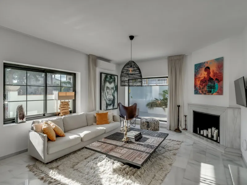 This stunning villa, recently renovated just one year ago, is perfectly located in Nueva Andalucía. Situated close to the beach and within walking distance of all amenities, this property offers an exceptional blend of convenience and luxury.