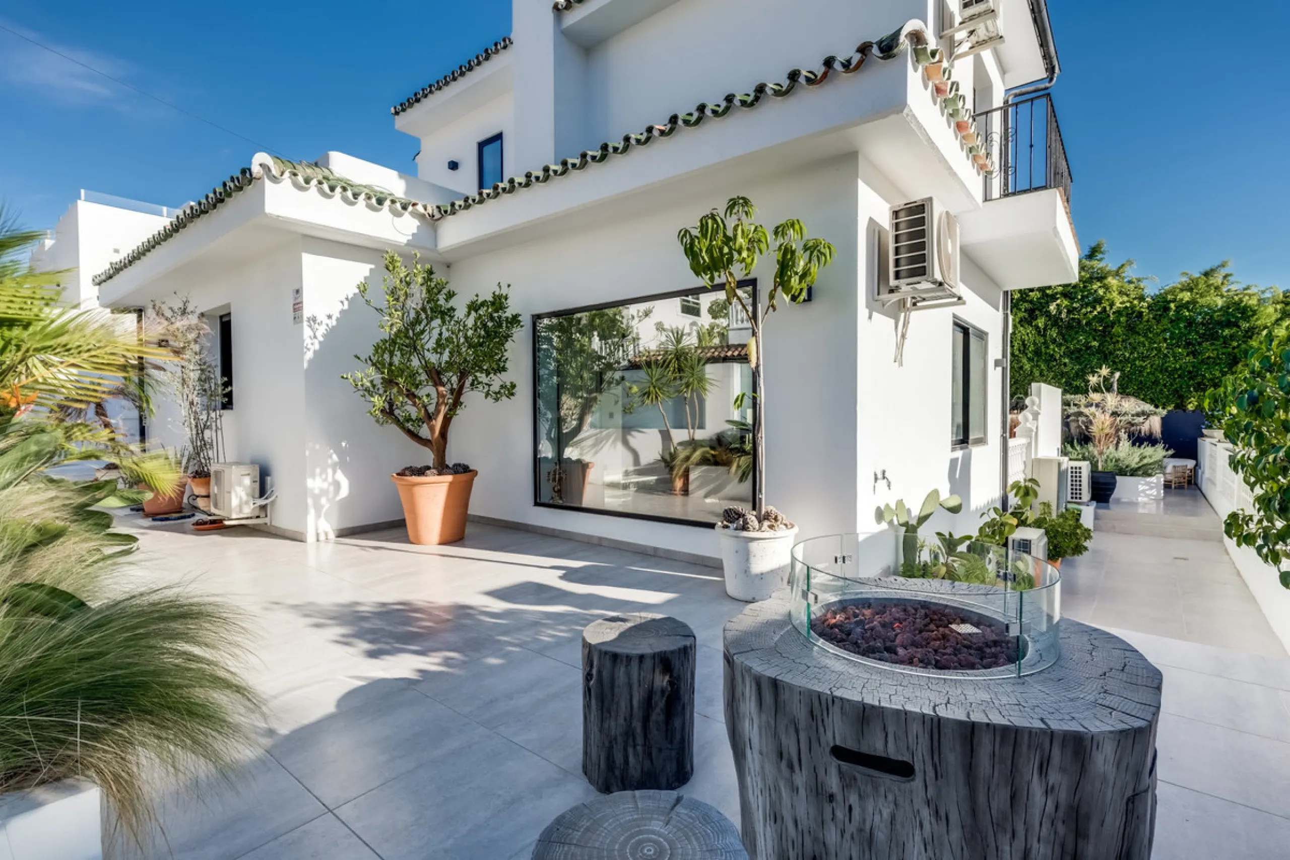 This stunning villa, recently renovated just one year ago, is perfectly located in Nueva Andalucía. Situated close to the beach and within walking distance of all amenities, this property offers an exceptional blend of convenience and luxury.