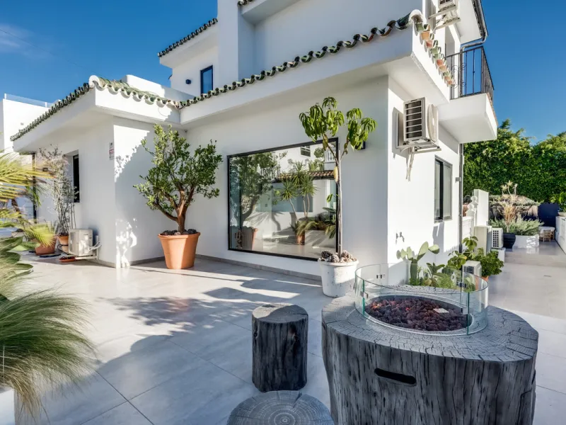 This stunning villa, recently renovated just one year ago, is perfectly located in Nueva Andalucía. Situated close to the beach and within walking distance of all amenities, this property offers an exceptional blend of convenience and luxury.