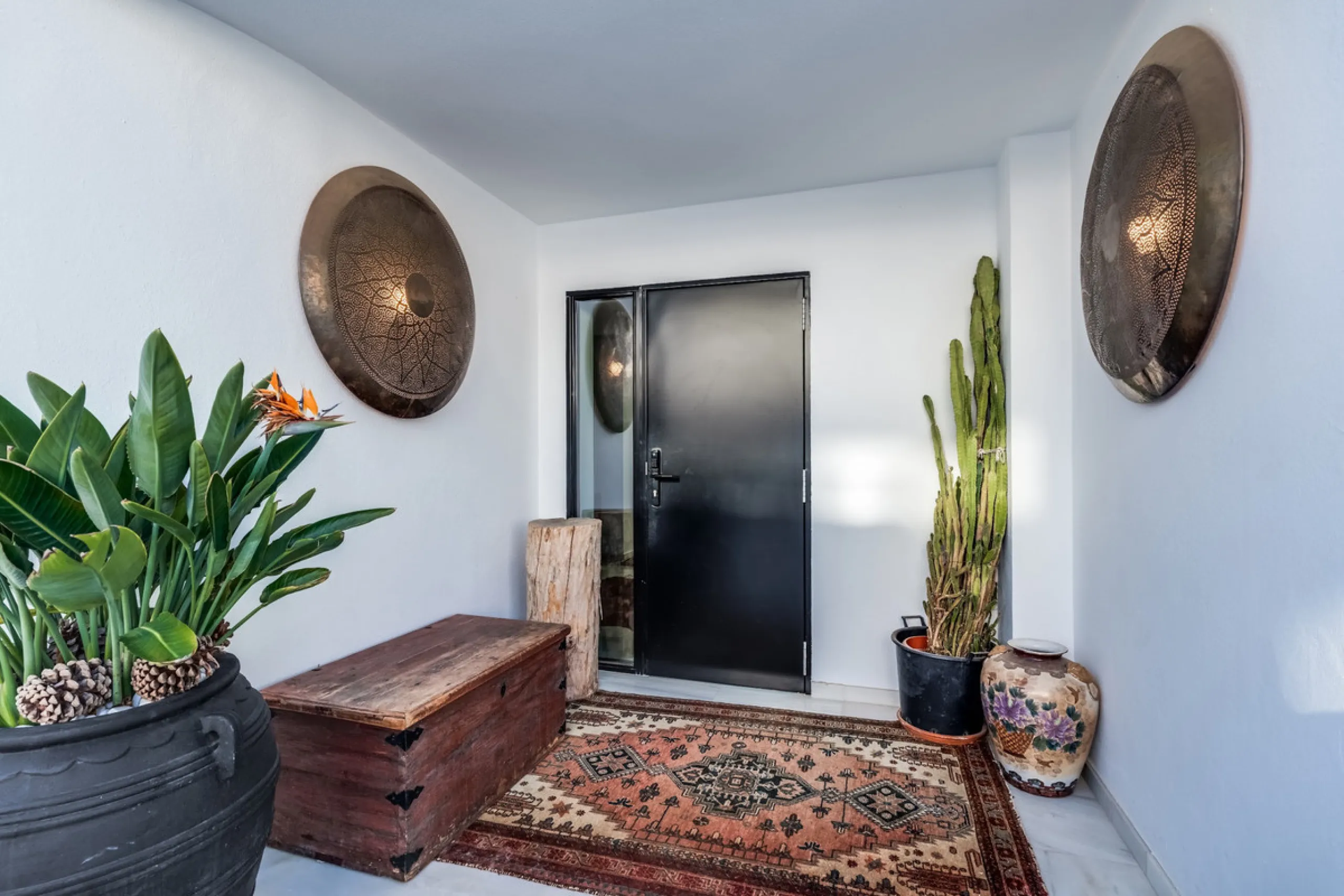 This stunning villa, recently renovated just one year ago, is perfectly located in Nueva Andalucía. Situated close to the beach and within walking distance of all amenities, this property offers an exceptional blend of convenience and luxury.