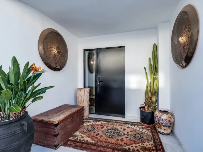 This stunning villa, recently renovated just one year ago, is perfectly located in Nueva Andalucía. Situated close to the beach and within walking distance of all amenities, this property offers an exceptional blend of convenience and luxury.