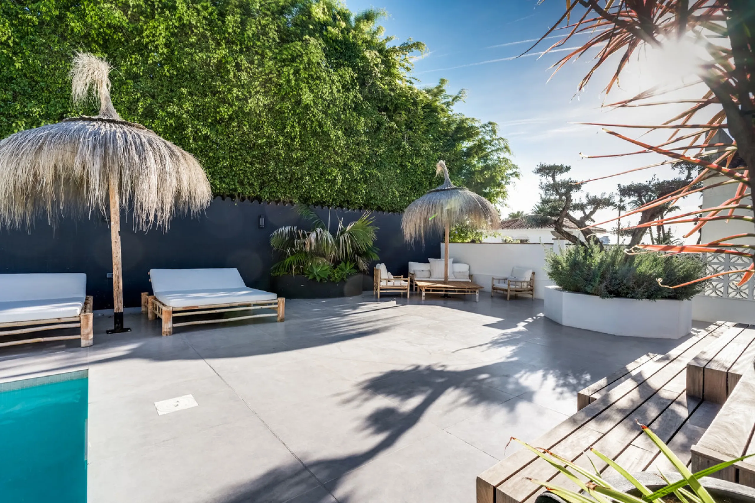 This stunning villa, recently renovated just one year ago, is perfectly located in Nueva Andalucía. Situated close to the beach and within walking distance of all amenities, this property offers an exceptional blend of convenience and luxury.