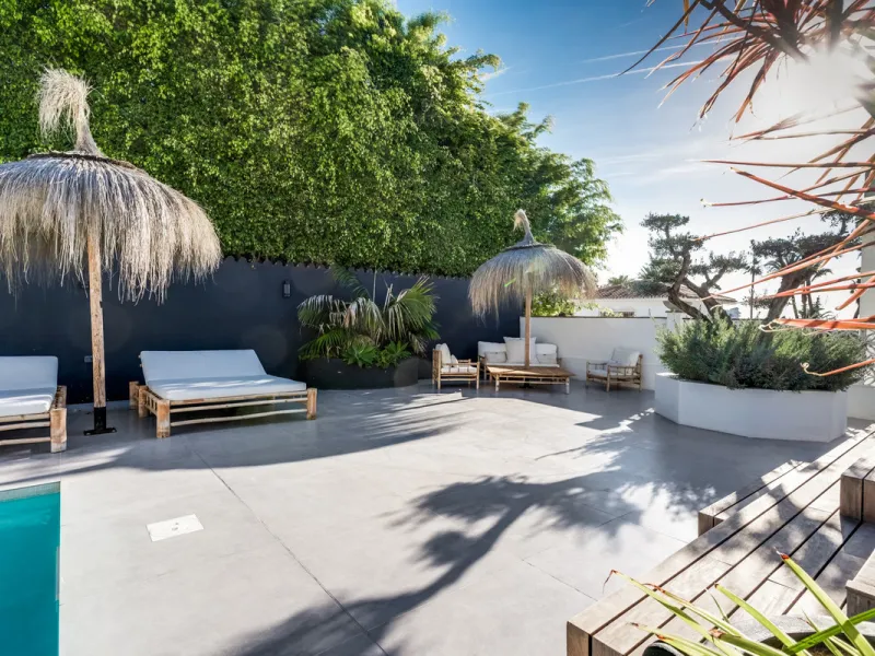 This stunning villa, recently renovated just one year ago, is perfectly located in Nueva Andalucía. Situated close to the beach and within walking distance of all amenities, this property offers an exceptional blend of convenience and luxury.