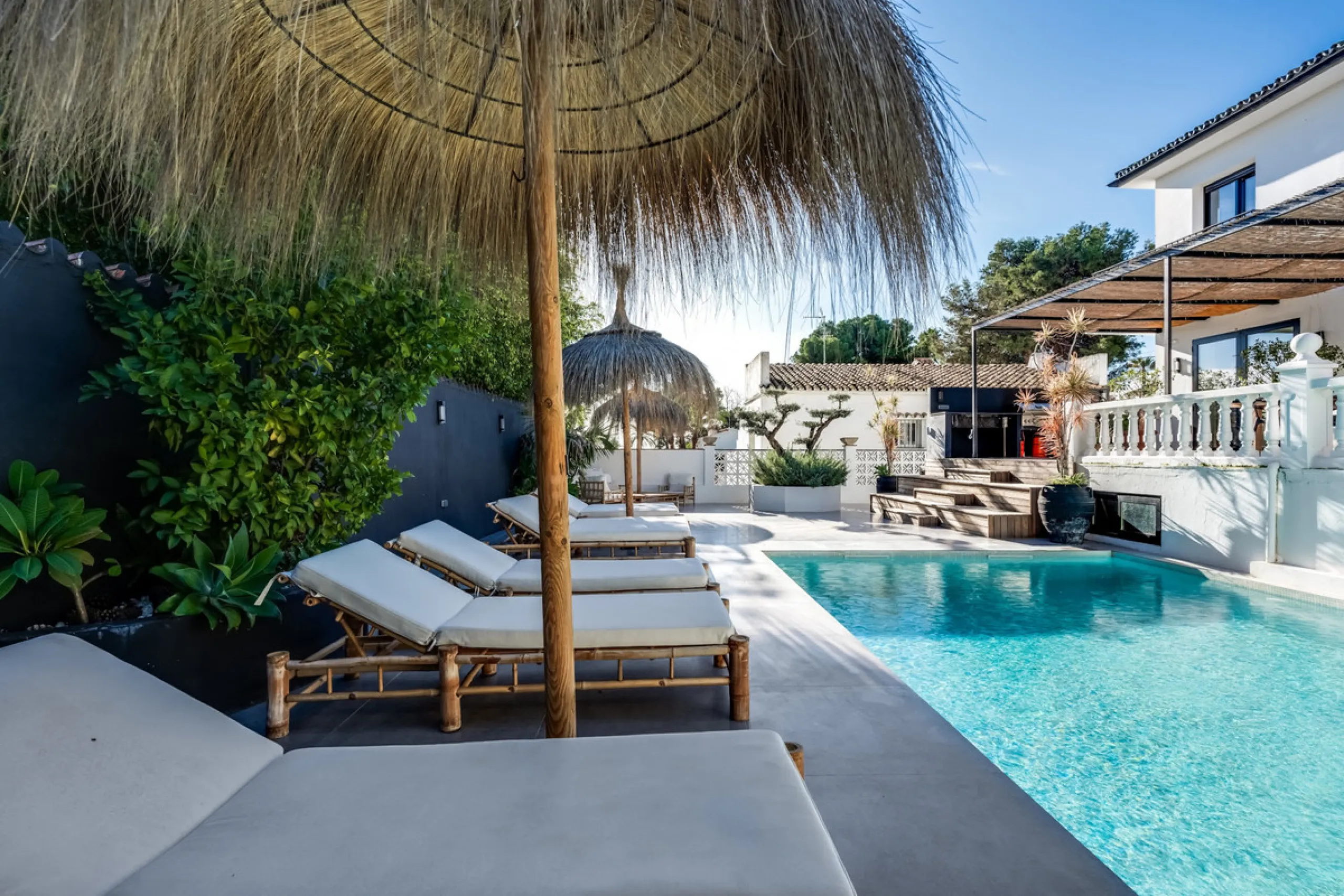 This stunning villa, recently renovated just one year ago, is perfectly located in Nueva Andalucía. Situated close to the beach and within walking distance of all amenities, this property offers an exceptional blend of convenience and luxury.